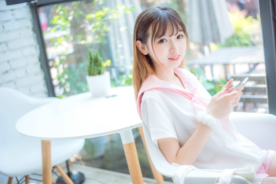 “那士元有什么交代吗？”魏延看向一脸无奈的邓贤道。